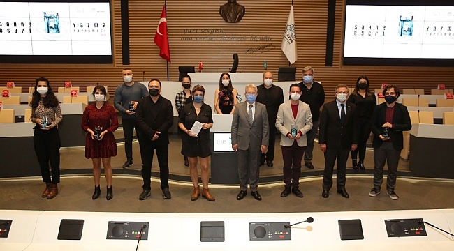 Türk tiyatrosu yeni eseler kazandı