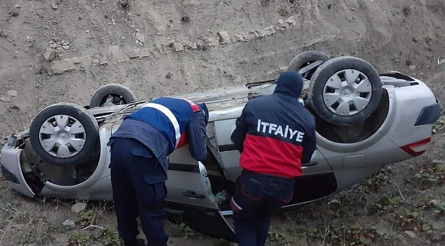 Türkeli'de otomobil şarampole yuvarlandı: 1 yaralı