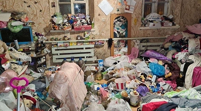 Ukrayna'da çöp yığınıyla dolu evden kurtulmaya çalışan çocuklar polisi aradı