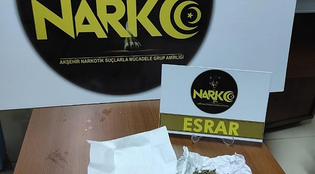 Uygulama noktasında kaçmak isteyen şahıslar 25 gram esrarla yakalandı