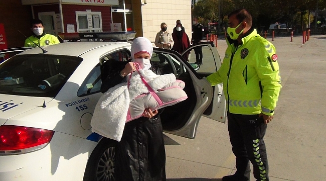 Uygulama yapan polisler duruma duyarsız kalmadı