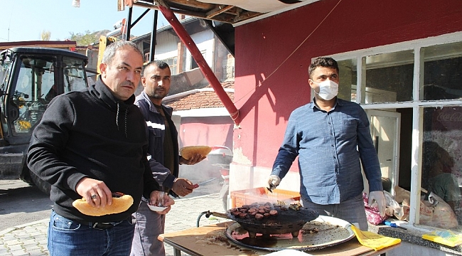 Uzun yıllar sonra mahallesine hizmet gelen muhtardan belediye işçilerine mangal ziyafeti