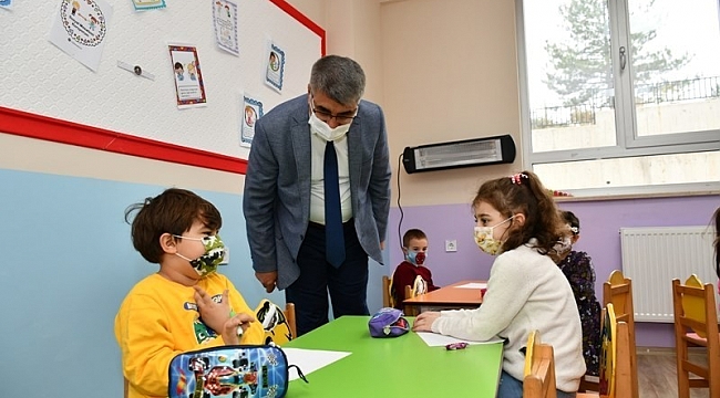 Vali Gürel minik öğrencilerle buluştu