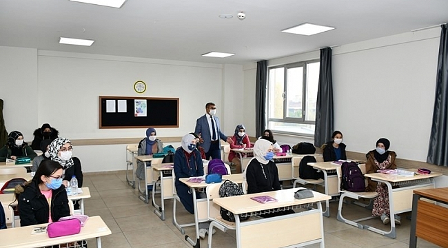 Vali Gürel'dem Kız İmam Hatip Lisesi'ni ziyaret etti