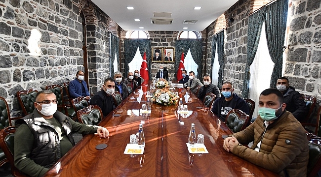 Vali Karaloğlu, İzmir depreminde yemek dağıtan ekibi kabul etti