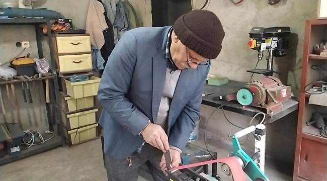 Virüs nedeniyle evden çıkamayınca bıçak atölyesi kurdu