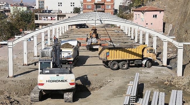 Yahyalı kapalı semt pazarı yapım çalışmaları hızla devam ediyor