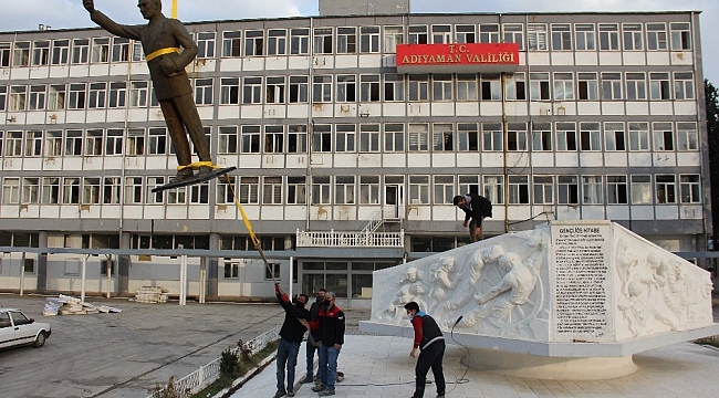 Yarım tonluk bronz heykel vinç yardımıyla taşındı
