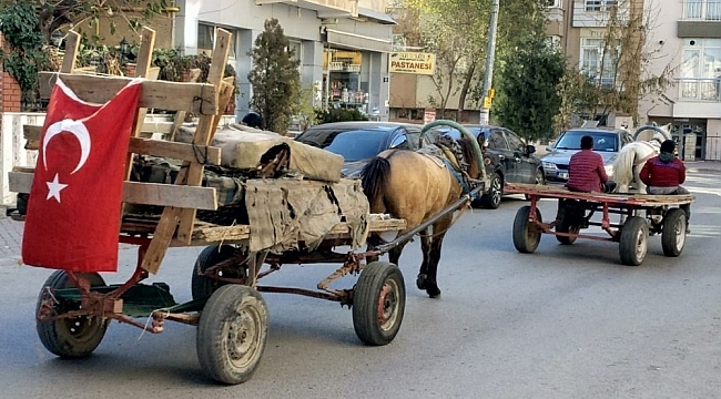Yaşı küçük çocukların şehir içinde dört nala yolculuğu