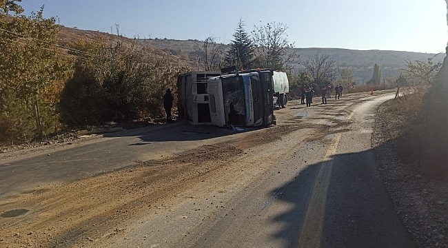 Yola dökülen yağ, çöp kamyonunu devirdi: 1 yaralı