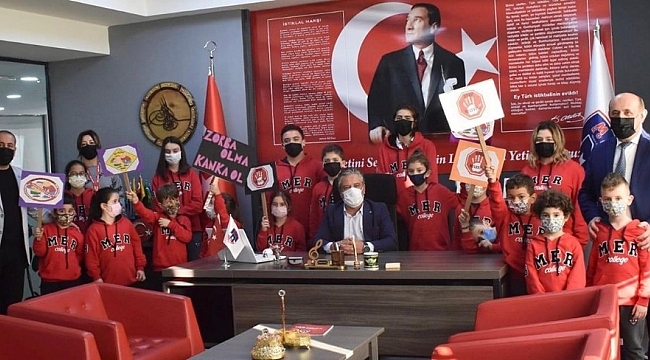 Zorbalığa hayır demek için okulda yürüyüş yaptılar