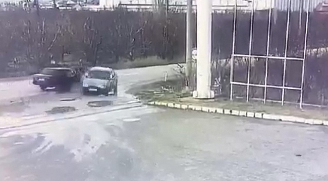 2 otomobilin çarpıştığı kaza anı kamerada