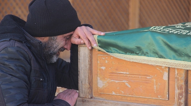 22 yıl sırtında gezdirdiği annesinin bu defa tabutunu sırtladı