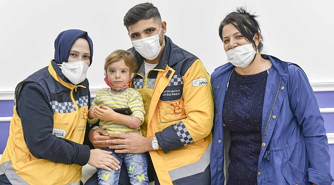 2,5 yaşındaki Rabia'nın protez kol sevinci