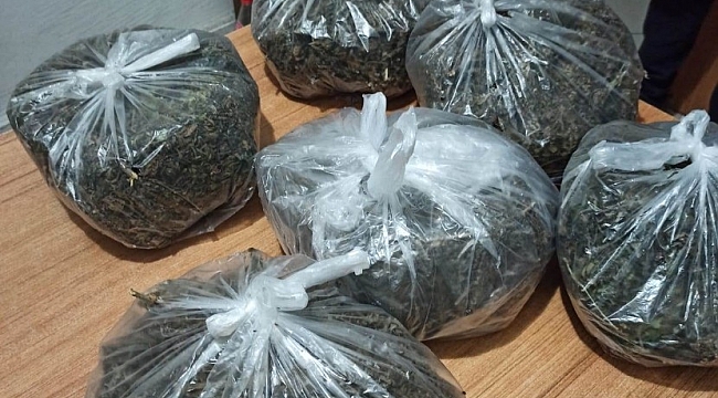 'Dur' ihtarına uymayan araçtan atılan poşetten 3 kilo 60 gram esrar çıktı