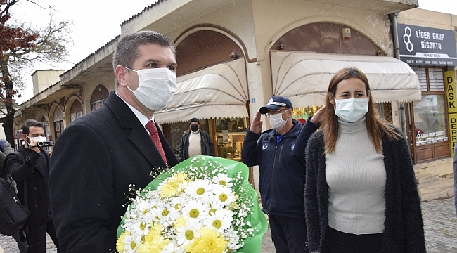 40 gün sonra Belediye'de çiçeklerle karşılandı, "Tedbirlere uyulmazsa canlar yanmaya devam eder" dedi