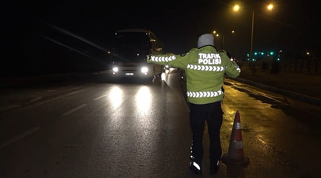 43 ilin geçiş noktasında "HES kodu" denetimi...Sürücü ve yolcular tek tek kontrol ediliyor