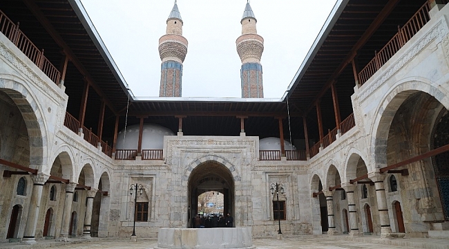 749 yıllık Gök Medrese, ihtişamıyla büyülüyor