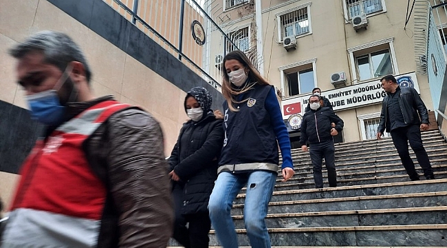 86 yaşındaki kadından dolandırdıkları 60 bin Dolar ile fotoğraf çektirdi