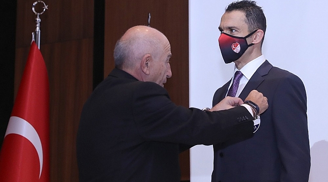 Abdulkadir Bitigen, FIFA Kokartını taktı