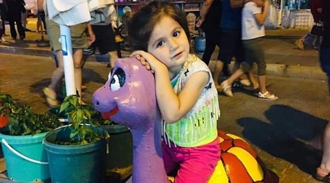 Ablası minik Duru'yu uyuyor sanmış