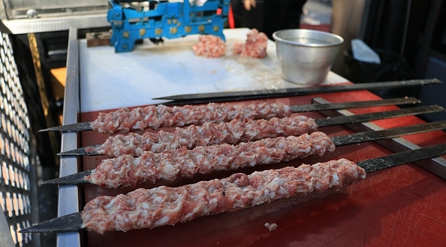 Adana'da karantinadakiler de Adana Kebap'tan mahrum kalmıyor