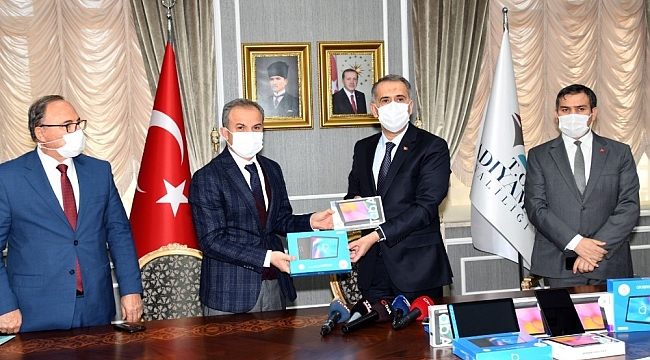 Adıyaman Belediyesi'nden 2.300 tablet ile eğitime destek