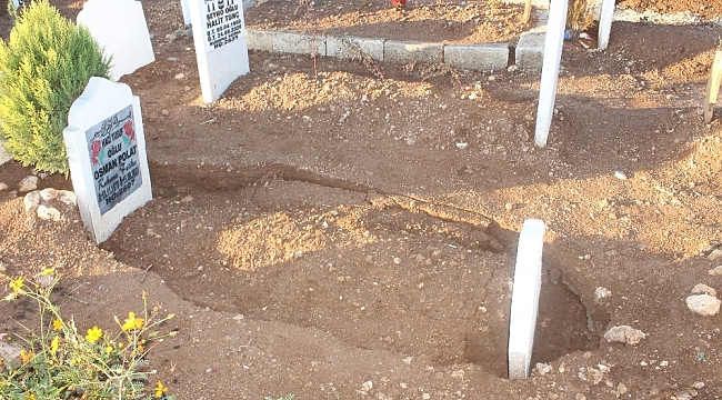Adıyaman'da 6 mezar çöktü