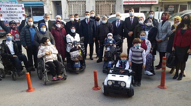 Afyonkarahisar'da engelli 4 bireye akülü araç hediye edildi