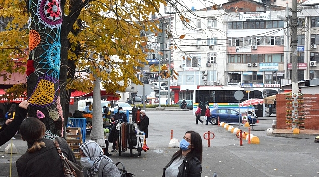 Ağaçlar renkli el örgüleriyle süslendi