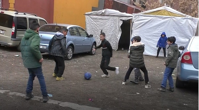Ağrılı minik çocukların hafta sonu yasakları öncesi futbol keyfi