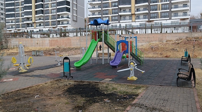 Aksaray'da oyun parkının zeminlerini sökerek yaktılar