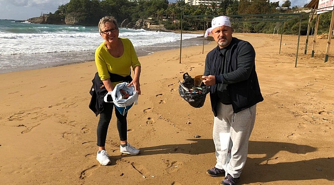 Alanya'da temiz çevre isteyen evli çift, plajda çöp topladı