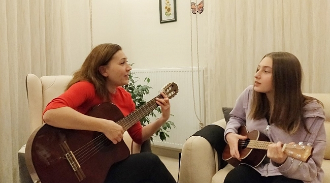 Anne kızın canlı performansları sosyal medyada ilgi görüyor