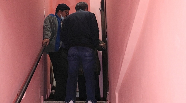 Anne ve babasını rehin aldı, oturdukları evi ateşe verdi
