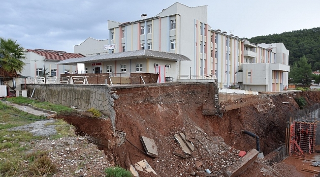 Antalya'da hastanenin acil servisi, heyelan nedeniyle boşaltıldı