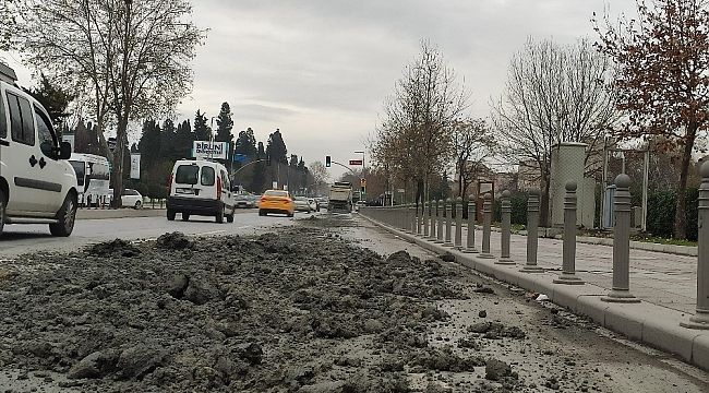 Aşırı yüklü kamyondan dökülen hafriyat tehlike saçtı