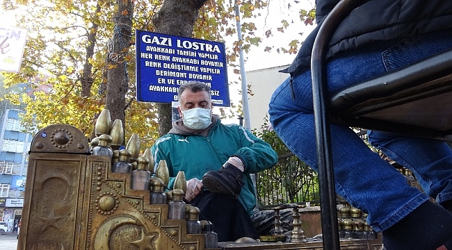 Askere gidemeyen engelli boyacı, er ve erbaşların ayakkabılarını ücretsiz boyuyor