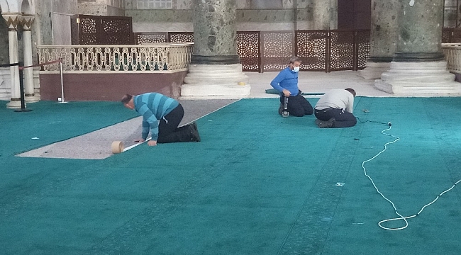 Ayasofya'da dev iskelenin kaldırıldığı yere halı serildi