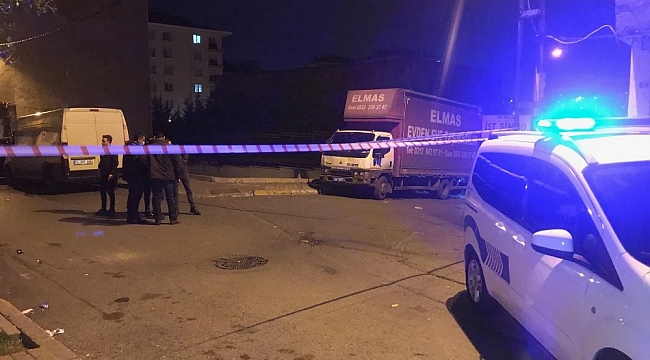 Bağcılar'da seyir halindeki araca silahlı saldırı: 1 yaralı