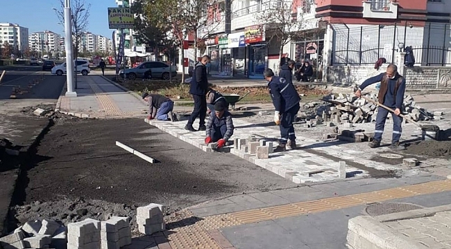 Bağlar'da parke taşı döşeme çalışmaları devam ediyor