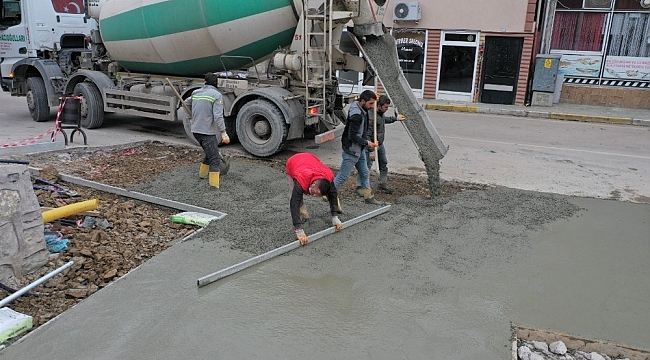 Bahçecik Semt Meydanı'nın zemin betonu atıldı