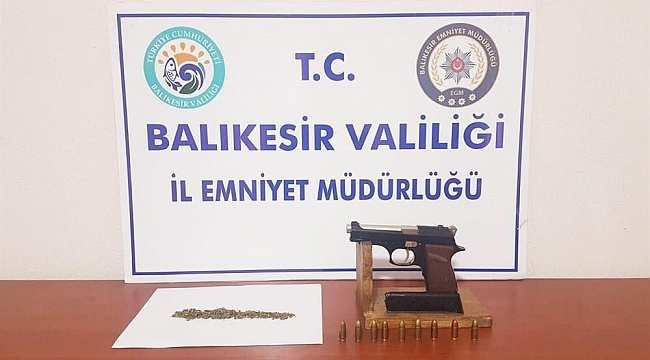 Balıkesir'de polis 18 aranan şahsı yakalarken, 4 silah ele geçirdi