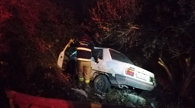 Bariyerleri aşıp şarampole uçan araçtan burnu bile kanamadan çıktı