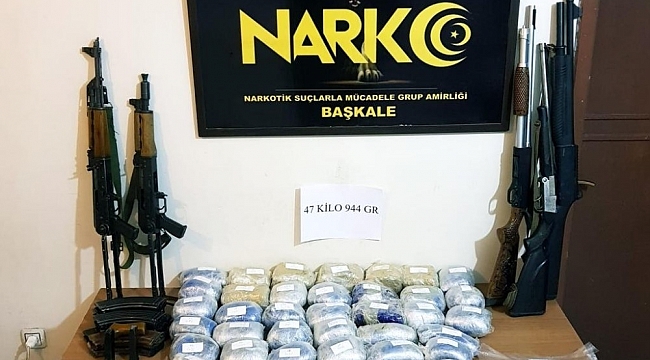 Başkale'de 47 kilo 944 gram afyon sakızı ile 2 adet AK-47 Kalaşnikof marka silah ele geçirildi