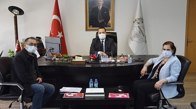 Başkan Besim Dutlulu'dan ilkokula tablet desteği
