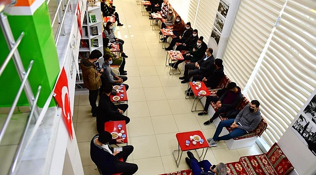 Başkan Çınar, millet kıraathanesinde gençlerle buluştu