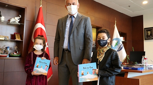 Başkan Tuncel'den evde kalan çocuklara kitap hediyesi