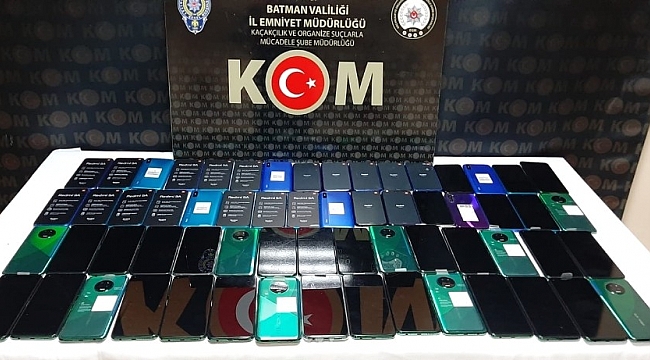 Batman'da 62 adet gümrük kaçağı cep telefonu ele geçirildi