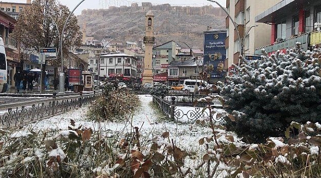 Bayburt merkeze mevsimin ilk karı yağdı